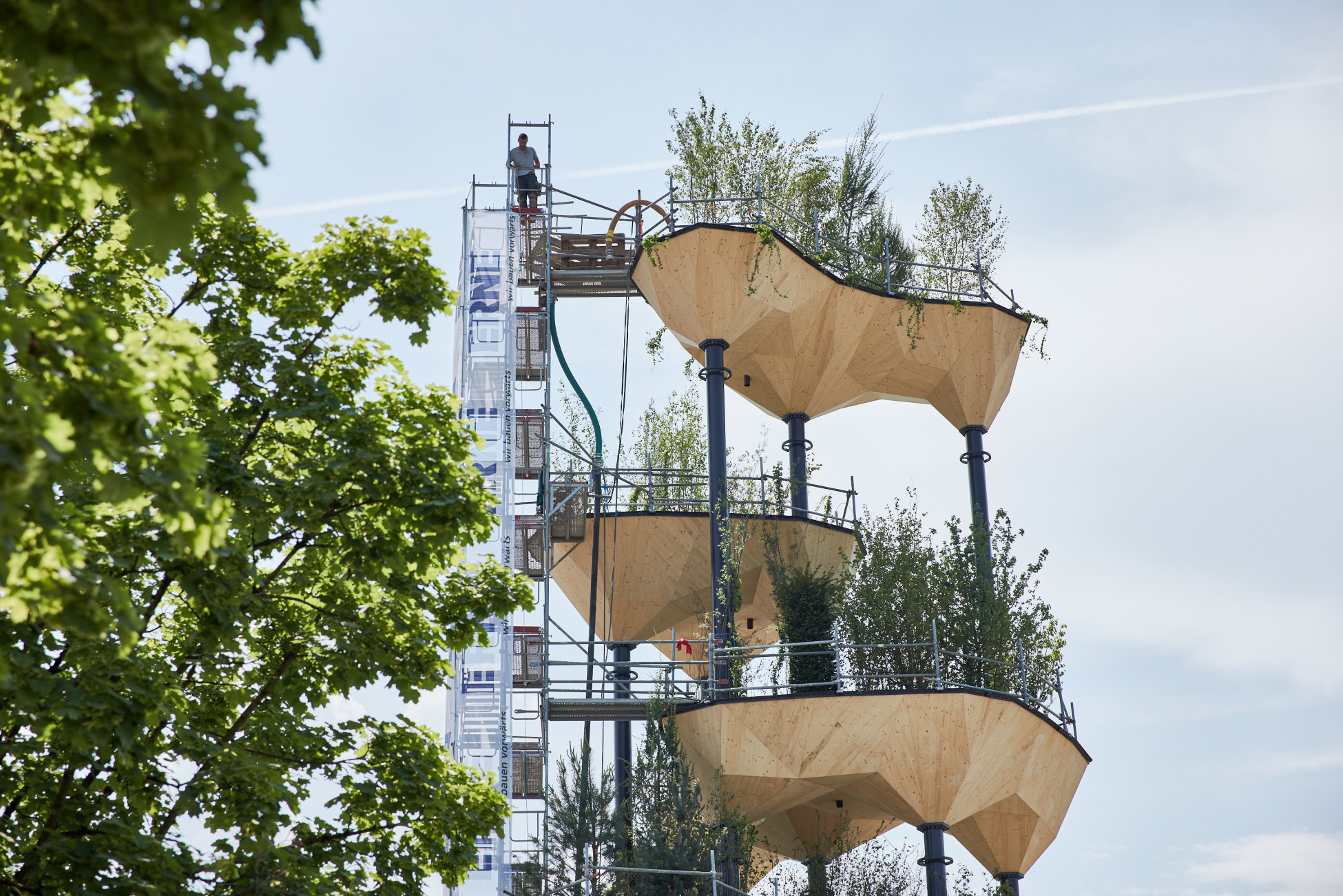 Semiramis, Zug - Seitliche Ansicht der drei Holzschalen welche mit einer Treppe verbunden sind. 