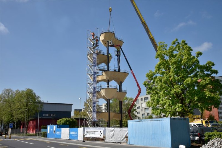 Semiramis, Zug - Mit Hilfe des Krans, wird das Bauprojekt fertiggestellt. 